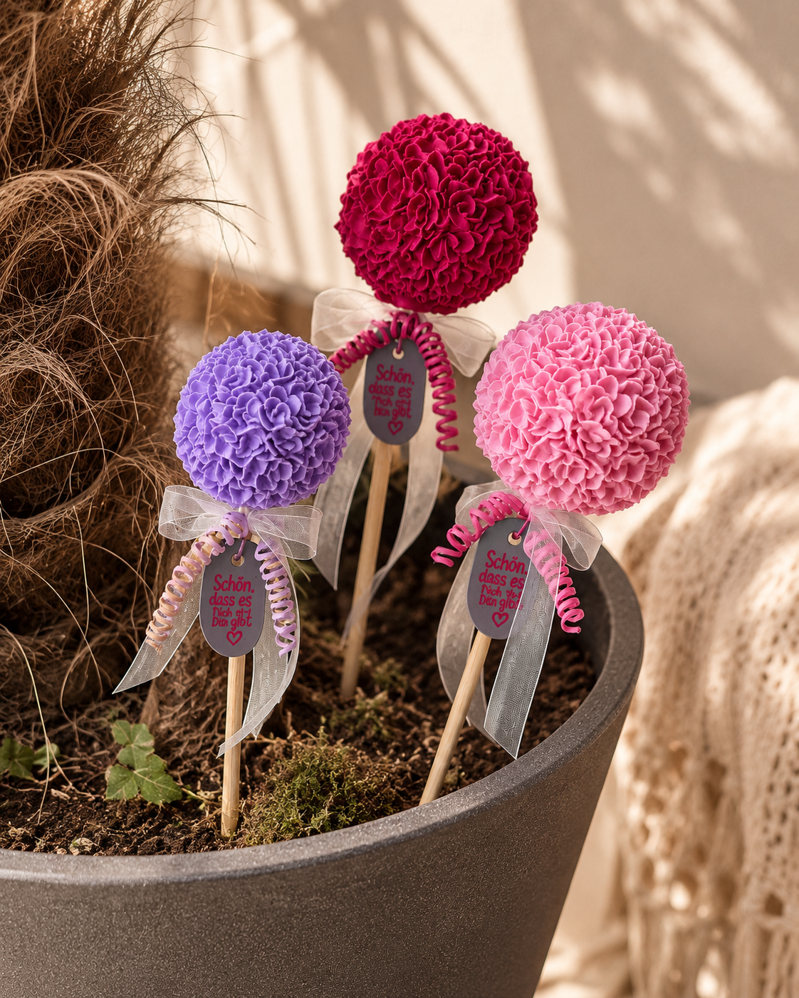 Blumenkugel-Gartenstecker mit Anhänger 'Schön, dass es Dich gibt'