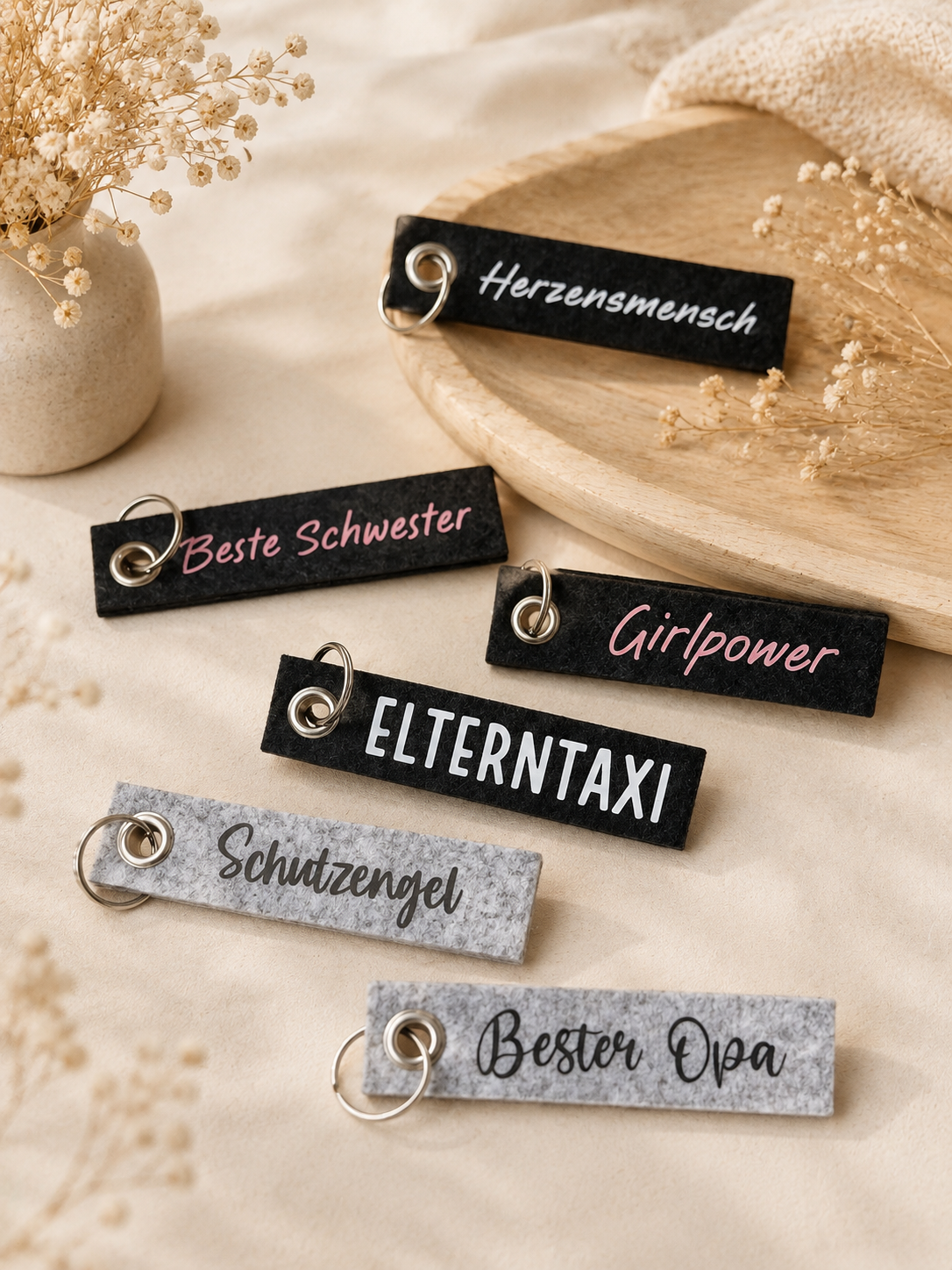 Filz-Schlüsselanhänger-Set mit Sprüchen wie 'Herzensmensch', 'Girlpower' und 'Elterntaxi'