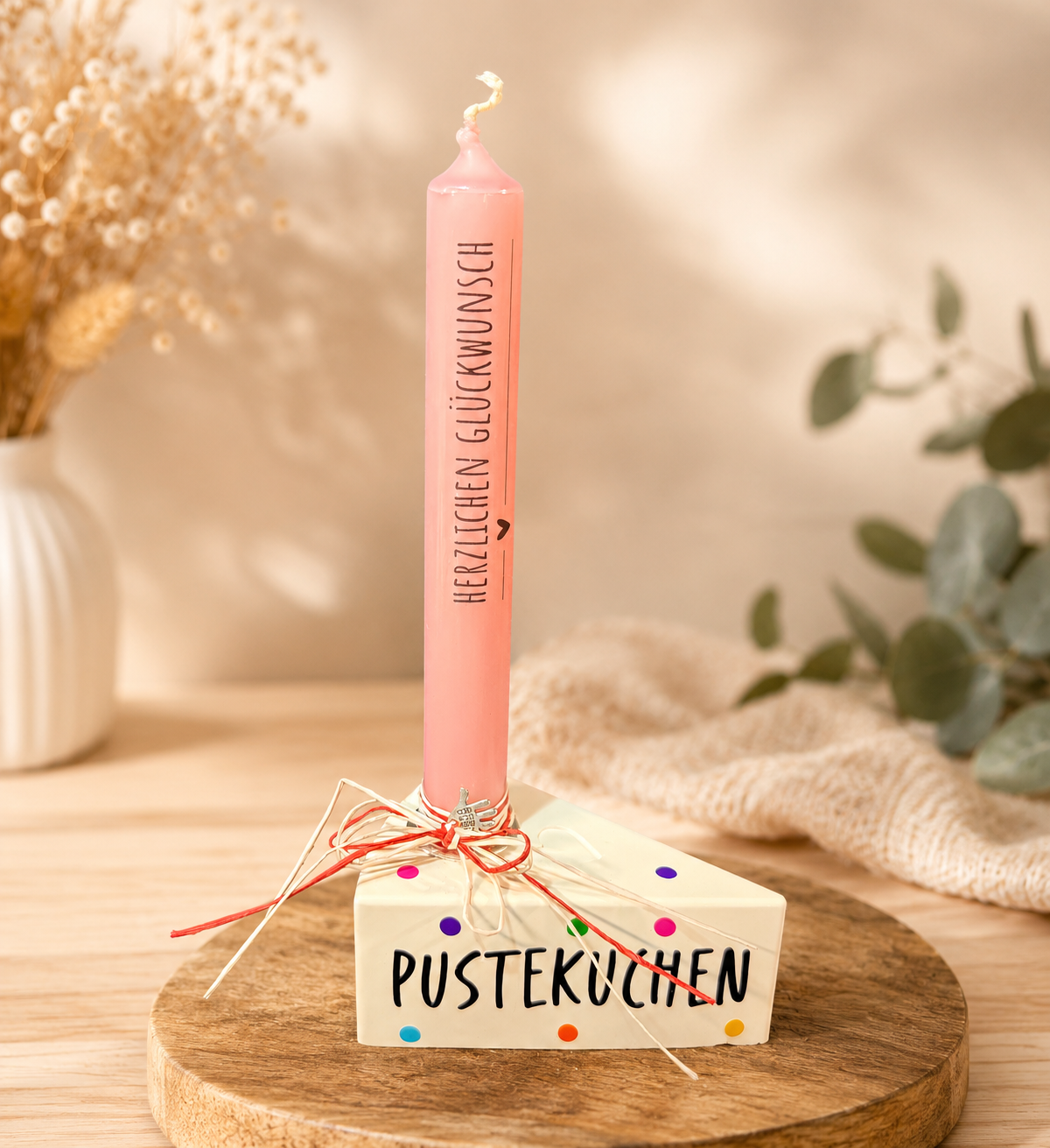 Kerze 'Herzlichen Glückwunsch' auf tortenförmigem Kerzenhalter 'Pustekuchen'