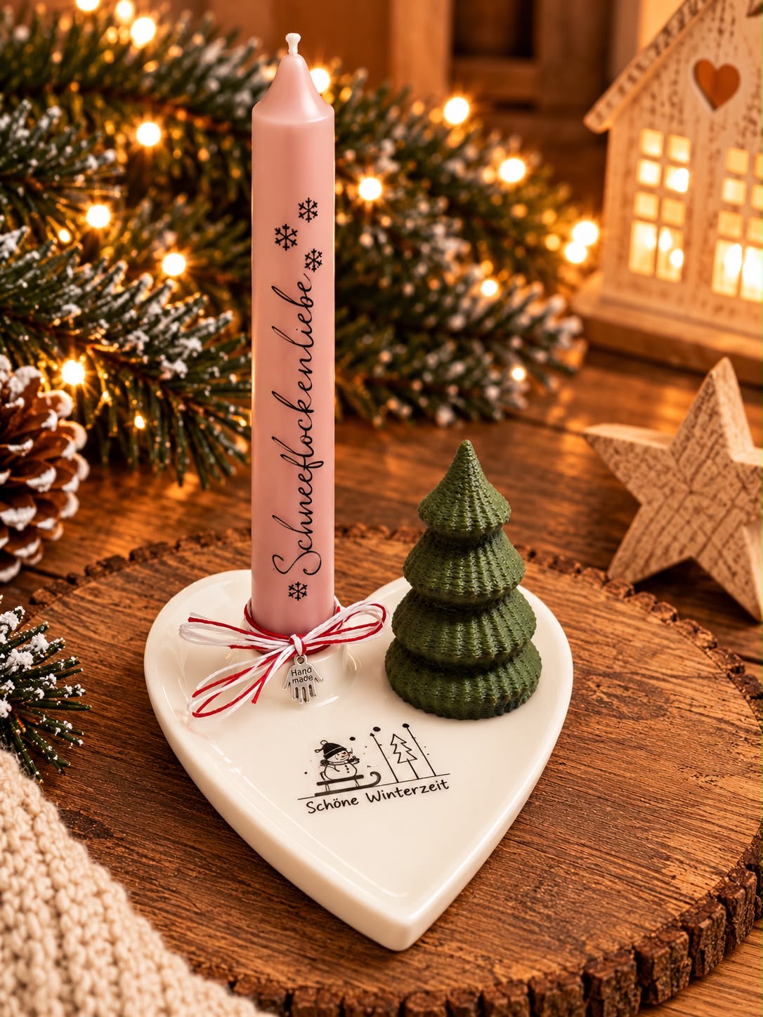Herzteller 'Schöne Winterzeit' mit rosa Kerze 'Schneeflockenliebe' und grüner Tanne