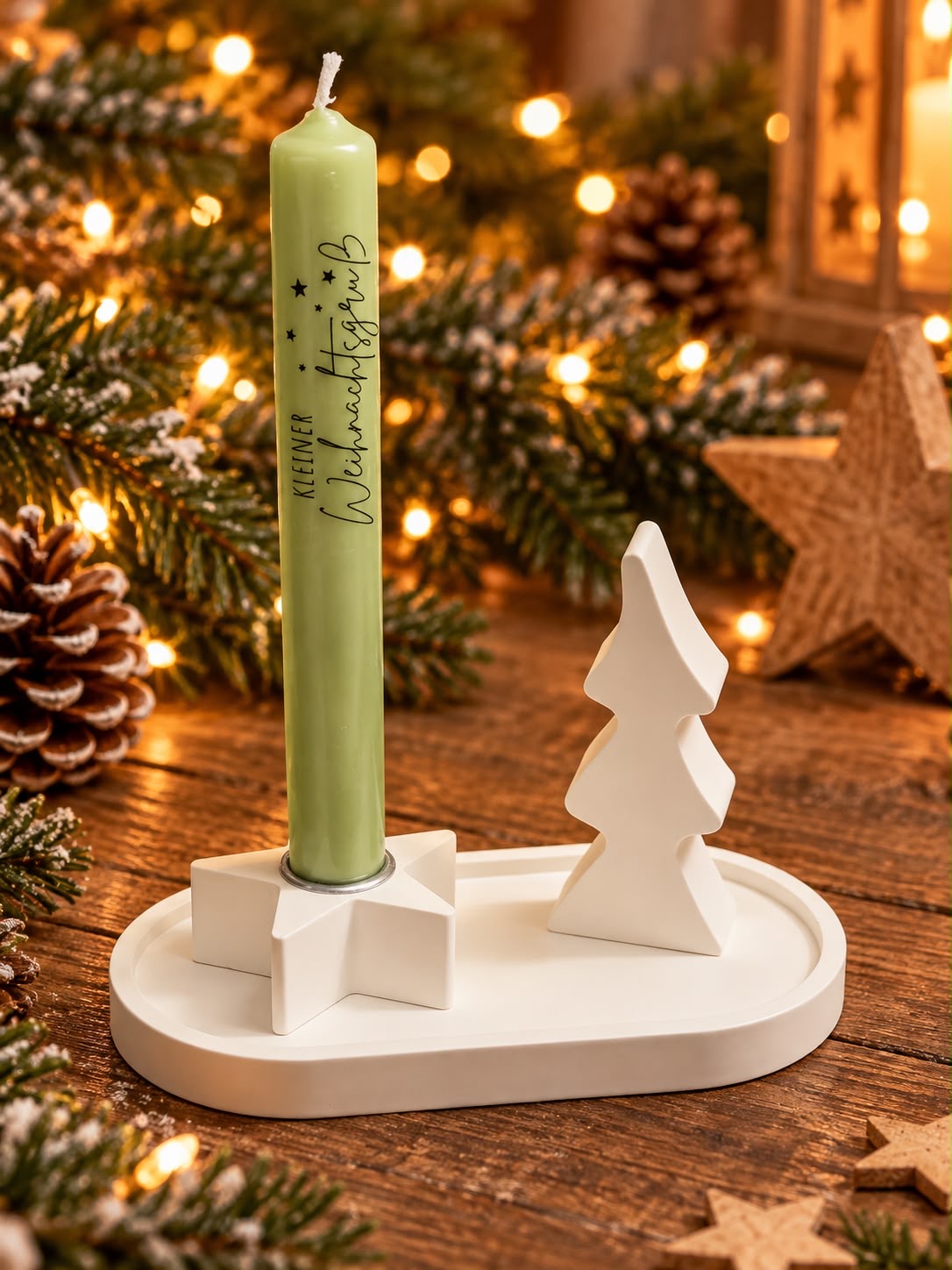 Ovales Tablett mit Stern-Kerzenhalter, grüner Kerze 'Kleiner Weihnachtsgruß' und weißer Tanne