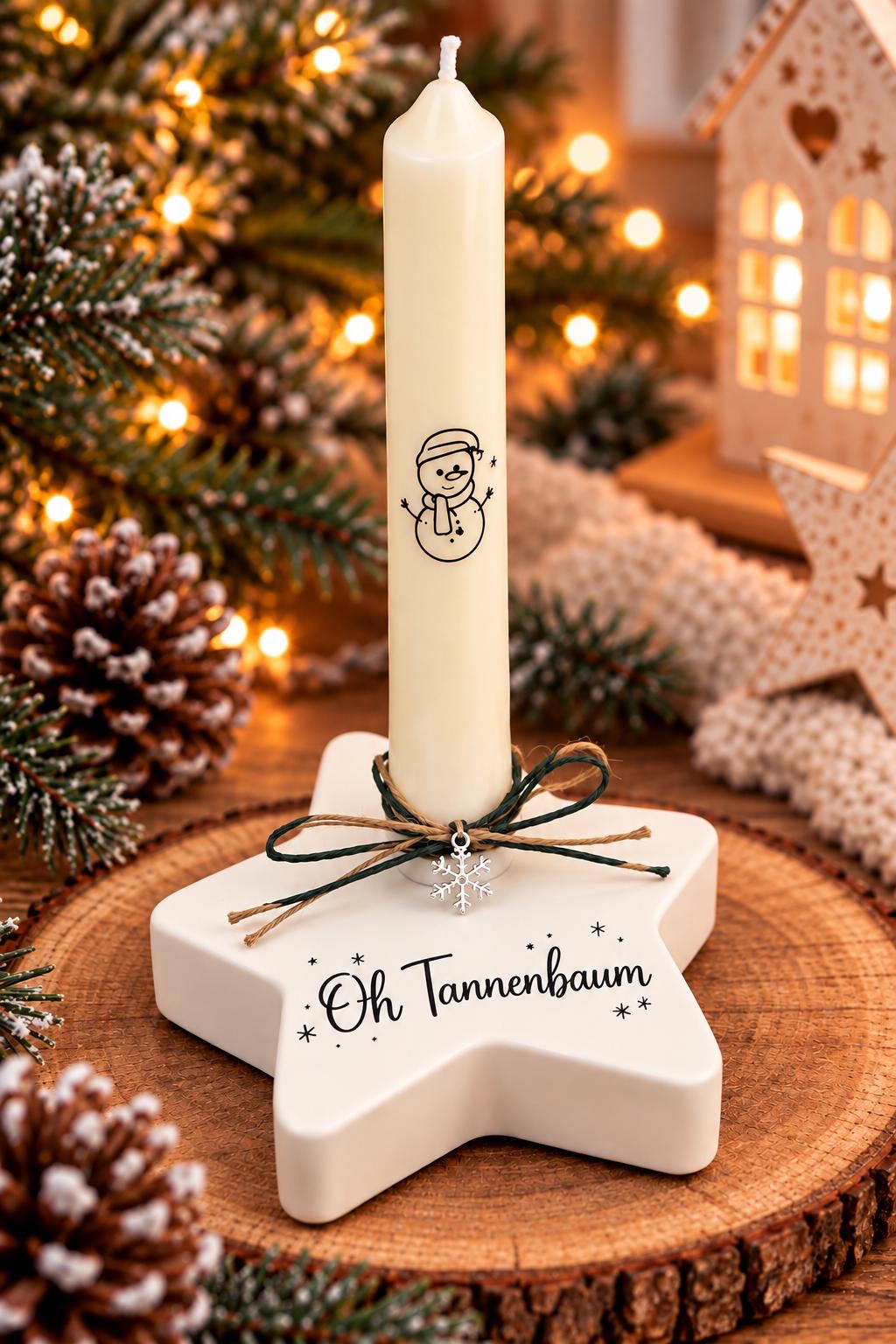 Sternförmiger Kerzenhalter 'Oh Tannenbaum' mit Schneemann-Kerze und Schneeflocken-Anhänger